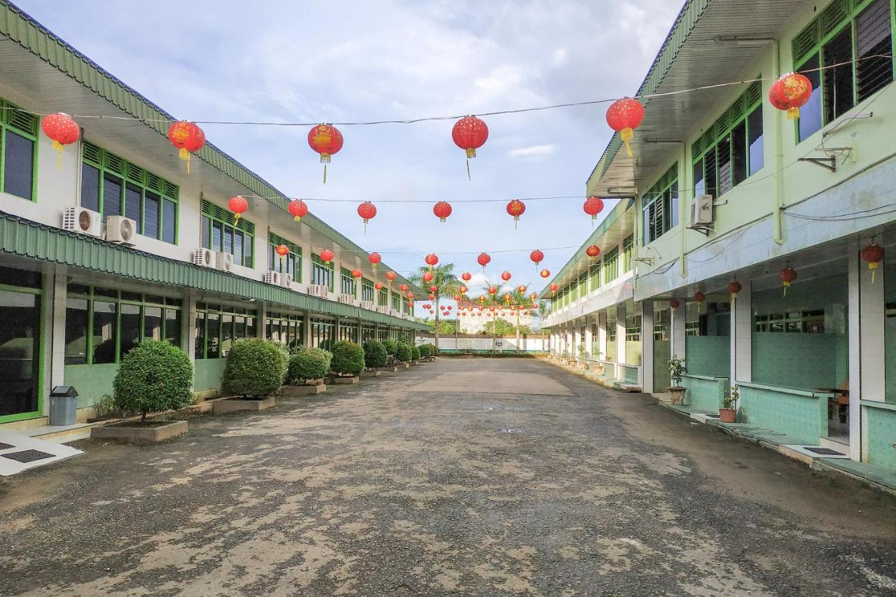 Super Oyo 3098 Hotel Sahabat Baru Singkawang Zewnętrze zdjęcie